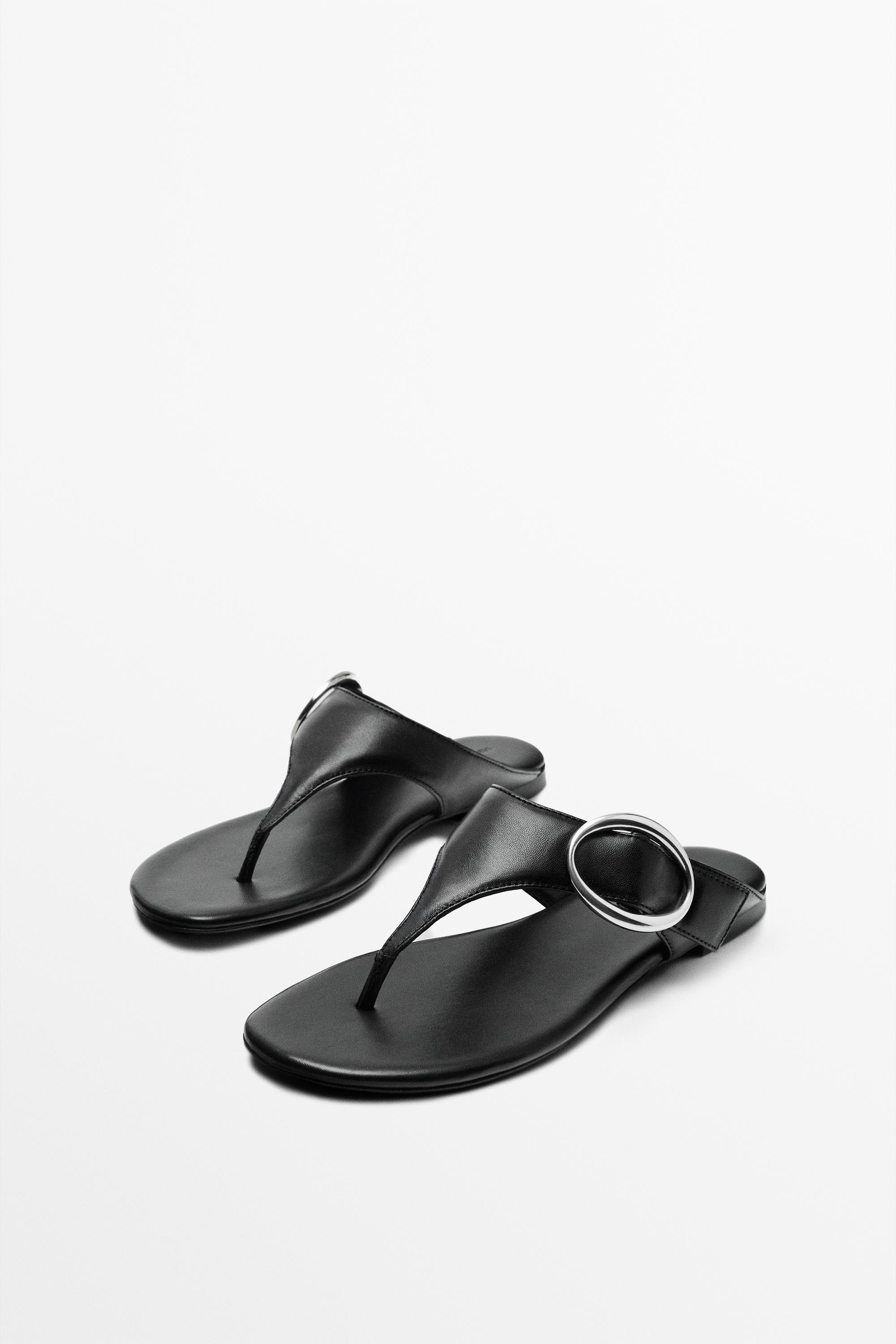 Leather sandals with metal ring